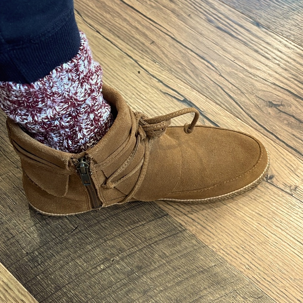 Clean and beautiful ankle boot.